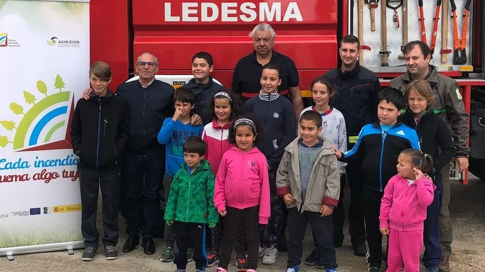 Los alumnos del Colegio Público de Monleras recibían una charla en esta jornada de la campaña ‘Cada incendio quema algo tuyo’