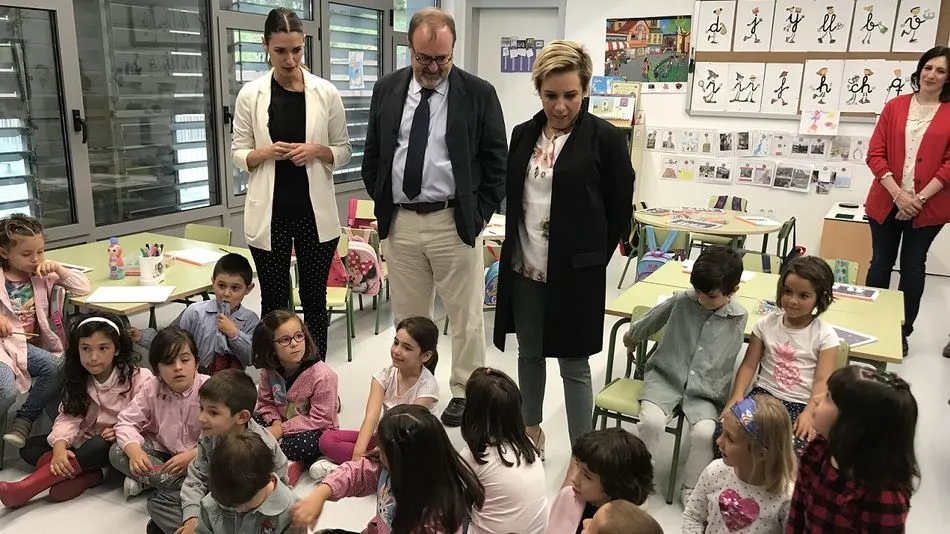 Fernando Rey y Adela Martínez-Cachá, consejero de Educación de Castilla y León y Murcia, en su visita al CEIP ‘Atenea’ en el municipio vallisoletano de Arroyo de la Encomienda