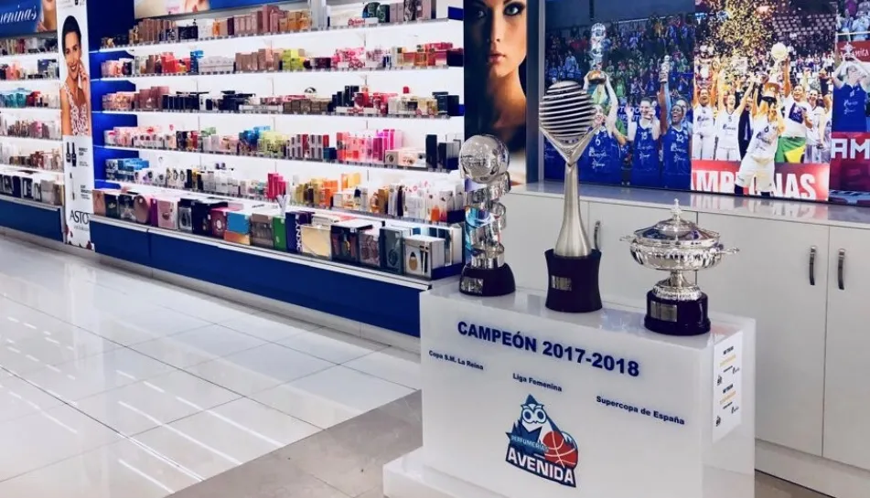 Las tres copas del triplete en la tienda de Avenida en la calle Toro