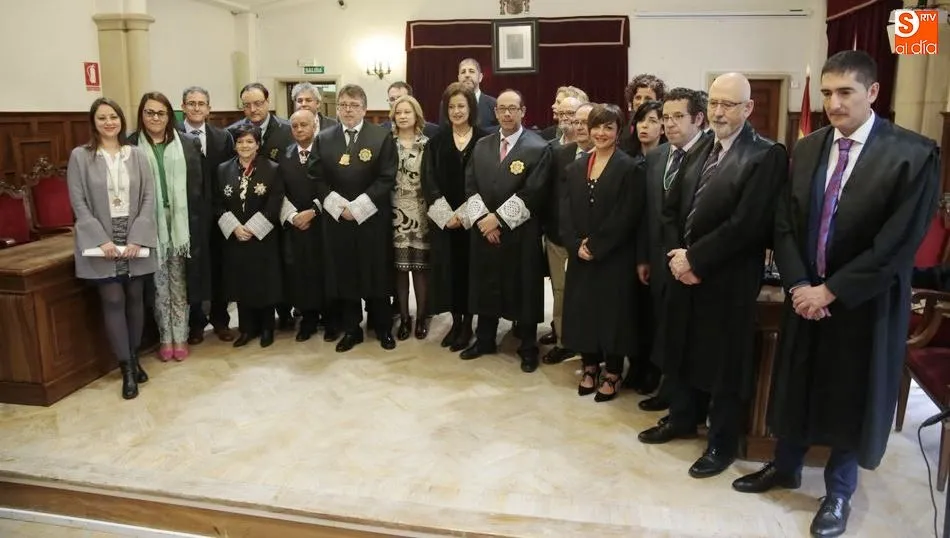 Los nuevos graduados sociales posaron junto con los profesionales homenajeados por el Colegio de Salamanca. Foto de Alejandro López