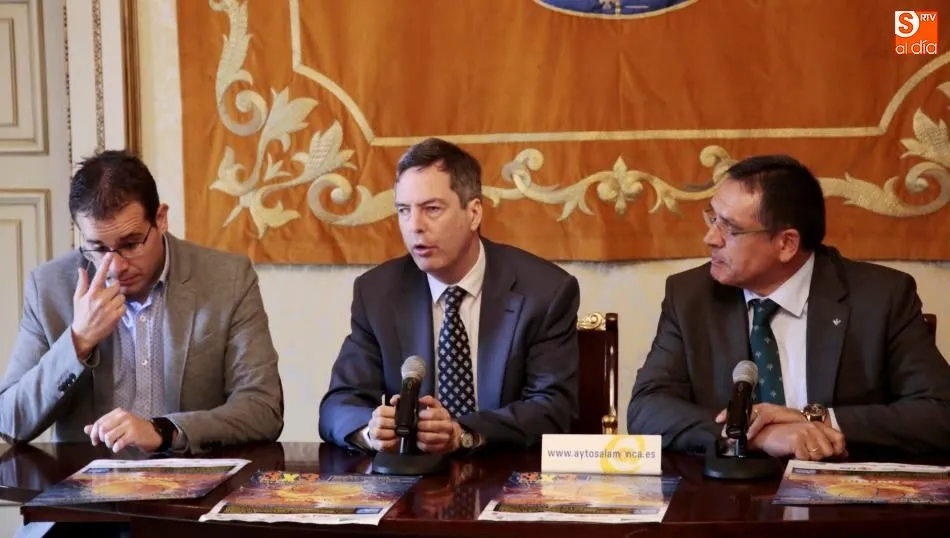 El concejal de Deportes, Enrique Sánchez-Guijo, entre el delegado provincial de Baloncesto de Salamanca, Fernando Vázquez, y el director comercial de Caja Rural de Salamanca, Agustín Pérez, en la presentación del 3x3 Street Basket Tour. Foto de Alejandro
