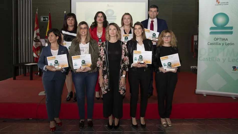 La Consejera (centro), en la entrega de los premios Optima.
