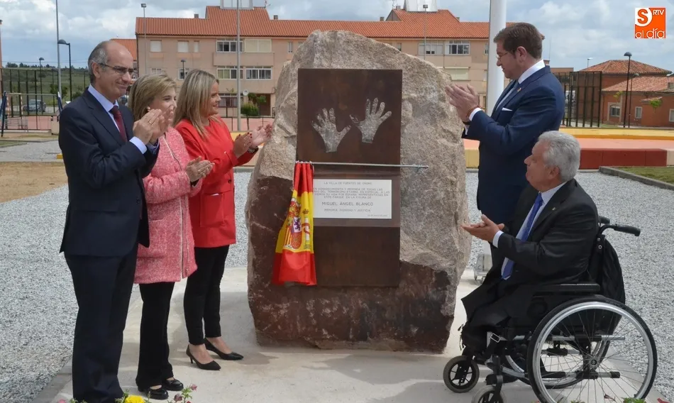 Foto 10 - Fuentes de O&ntilde;oro homenajea a las v&iacute;ctimas de ETA exigiendo memoria, dignidad y justicia  