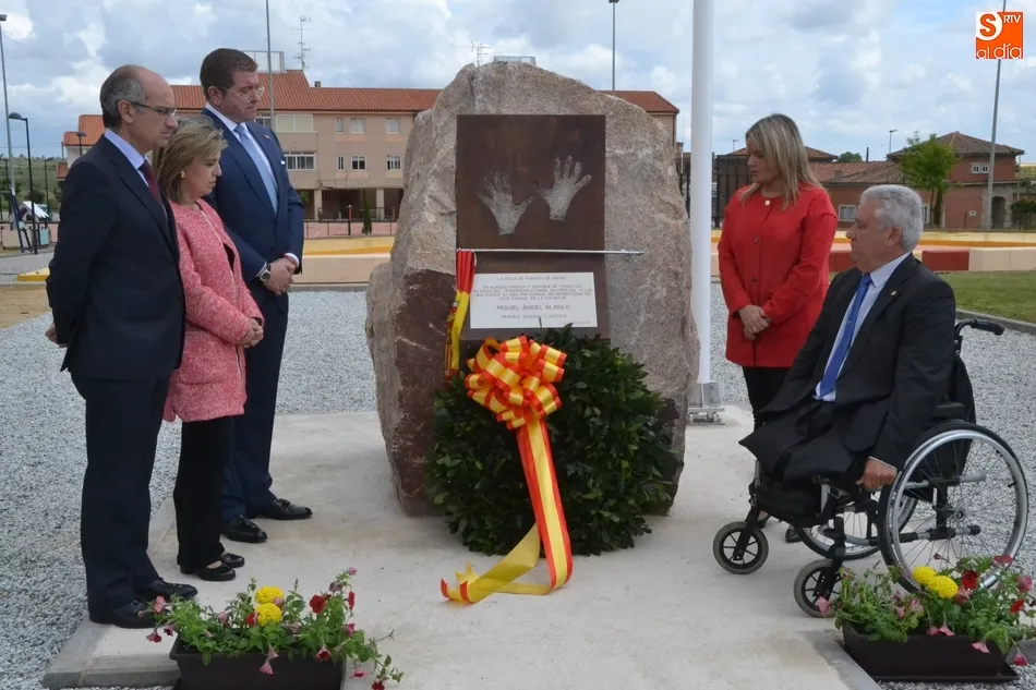 Foto 7 - Fuentes de O&ntilde;oro homenajea a las v&iacute;ctimas de ETA exigiendo memoria, dignidad y justicia  
