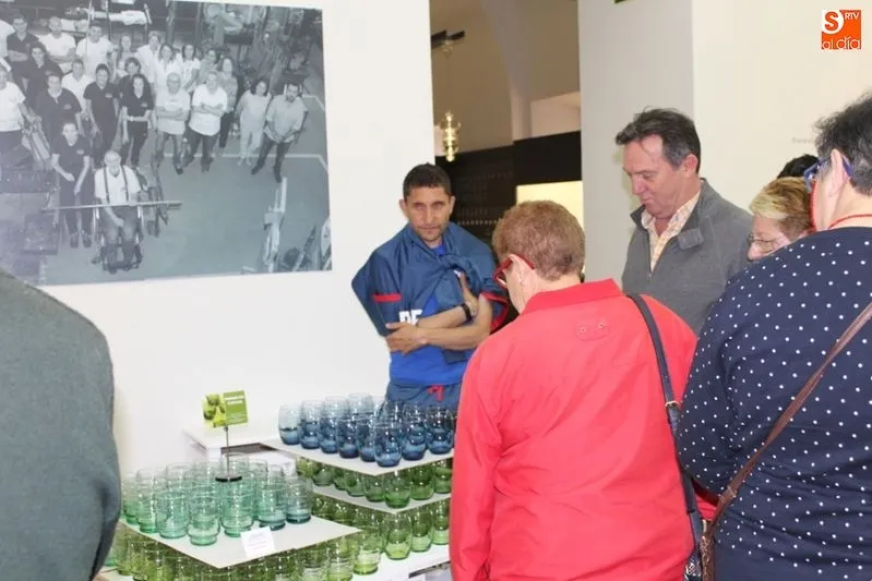 Alumnos y monitores conocieron los entresijos de la Fábrica de Cristal