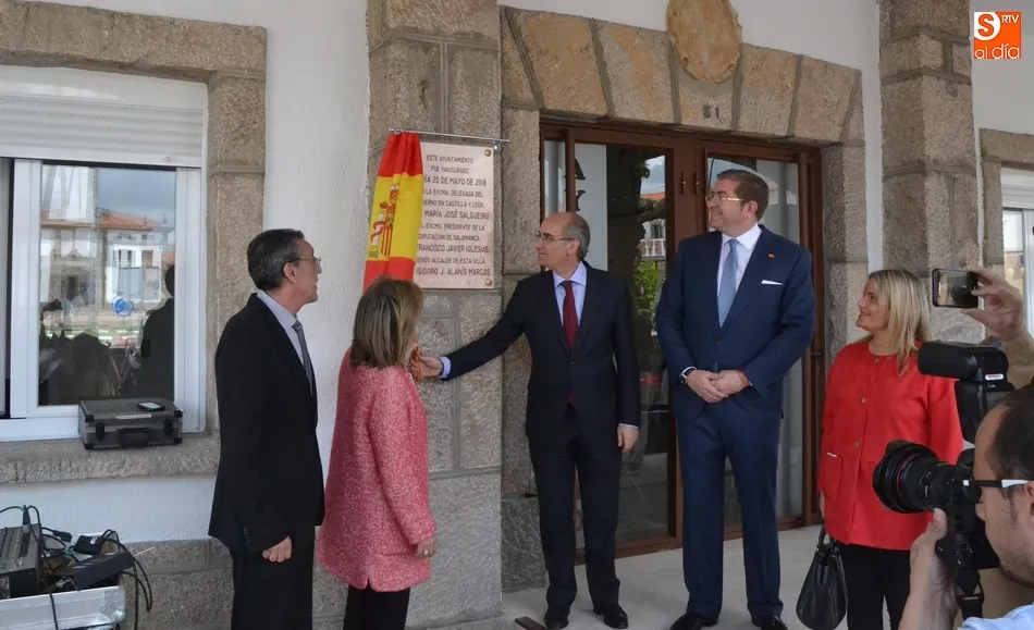 Foto 10 - Reivindicativa inauguraci&oacute;n de la nueva Casa Consistorial de Fuentes de O&ntilde;oro  