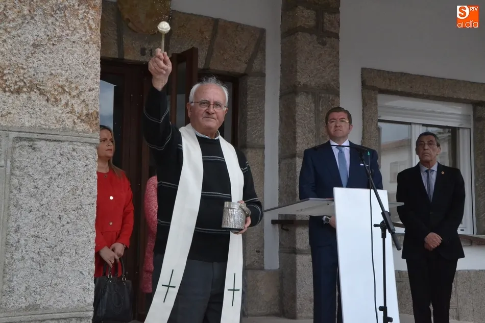 Foto 6 - Reivindicativa inauguraci&oacute;n de la nueva Casa Consistorial de Fuentes de O&ntilde;oro  