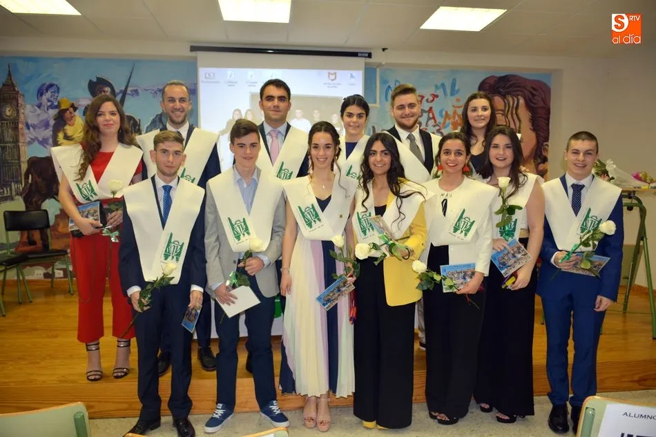 Los graduados luciendo sus becas al final del acto / E. Corredera