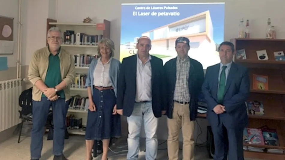El Centro de Láseres Pulsados dona al instituto parte del material de su exposición ‘La Ciencia ...