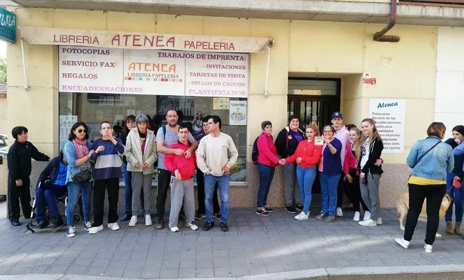 Foto 3 - Los chicos y chicas de Aspace colocan pictogramas en las tiendas de Villamayor  