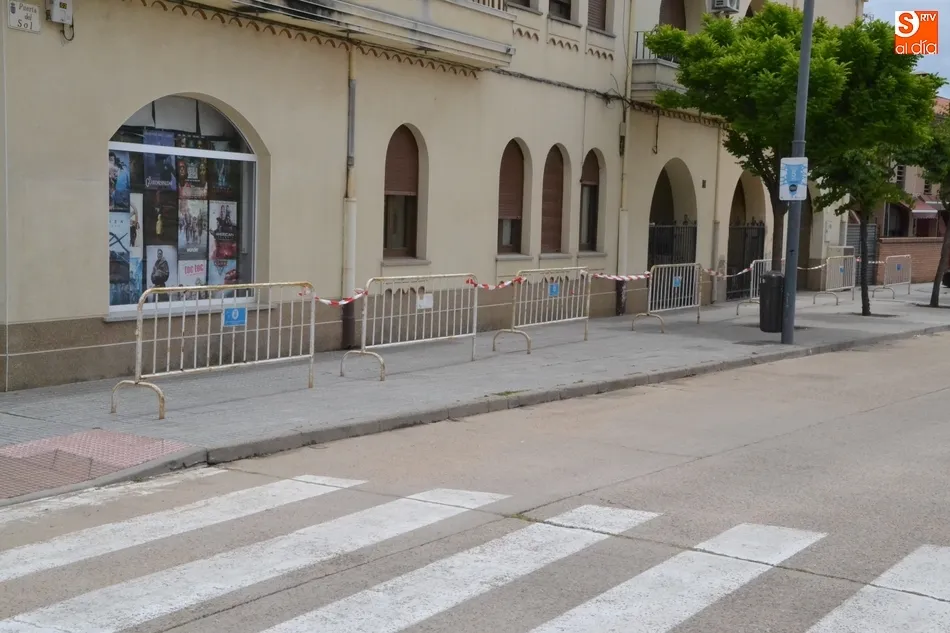 Foto 2 - Habilitado con vallas un &lsquo;pasillo&rsquo; para que los puestos no bloqueen el acceso a las viviendas  
