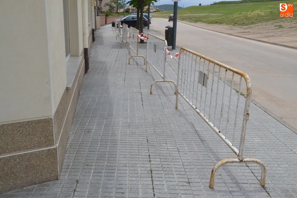 Habilitado con vallas un ‘pasillo’ para que los puestos no bloqueen el acceso a las viviendas  