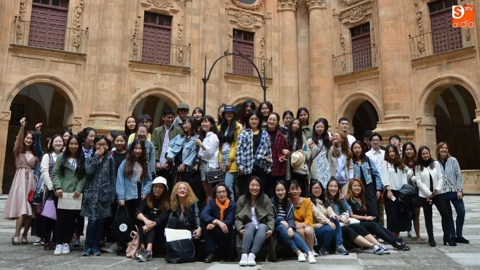 Los alumnos y los responsables se realizaron la foto de familia en la Clerecía.
