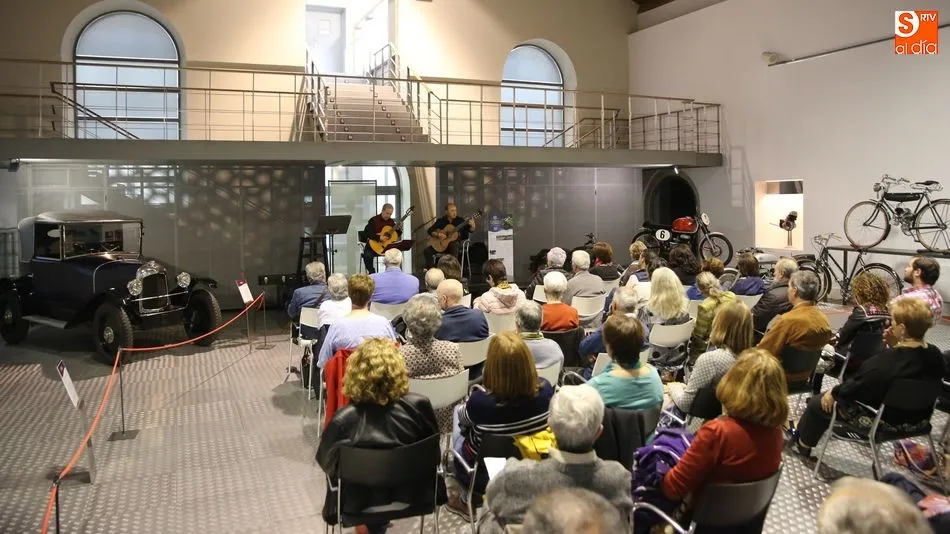 Un instante de la actuación musical. Fotos: Alberto Martín