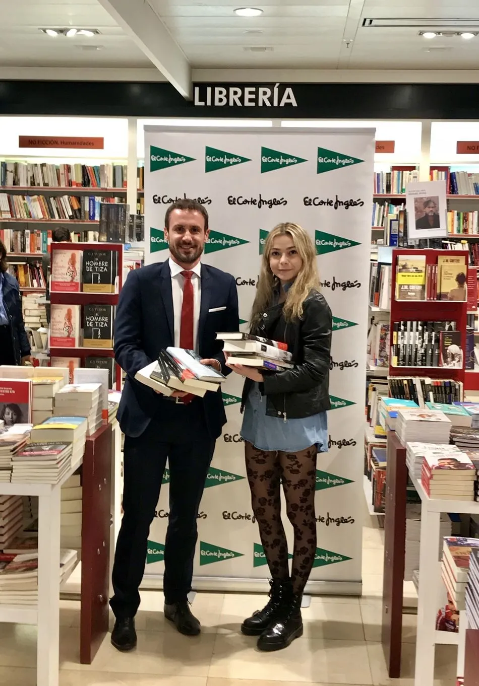Foto 2 - El Corte Ingl&eacute;s entrega el premio a la ganadora del sorteo de la Feria del Libro