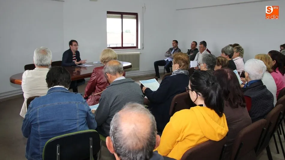 Camilo Herrero durante la conferencia ante los vecinos de Villar de Peralonso / MARIBEL SÁNCHEZ