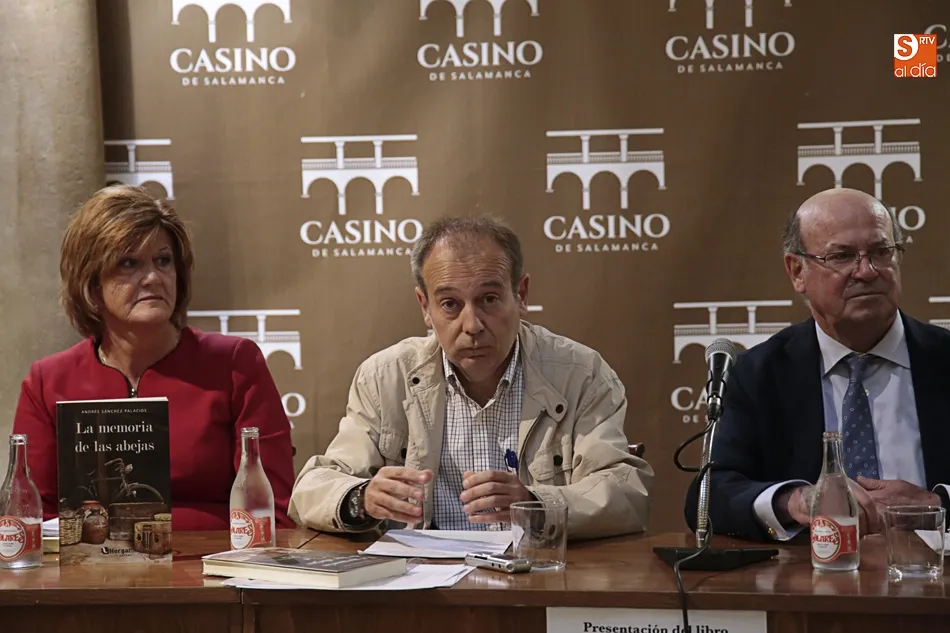 Foto 10 - Andr&eacute;s S&aacute;nchez presenta &lsquo;La memoria de las abejas&rsquo; en el Casino de Salamanca