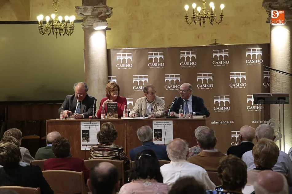 Foto 9 - Andr&eacute;s S&aacute;nchez presenta &lsquo;La memoria de las abejas&rsquo; en el Casino de Salamanca