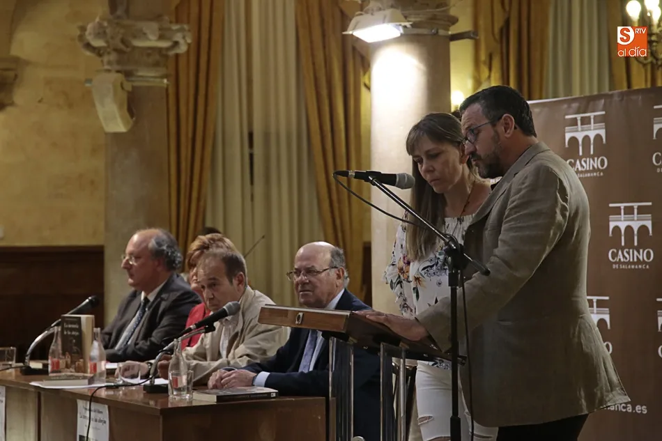 Foto 3 - Andr&eacute;s S&aacute;nchez presenta &lsquo;La memoria de las abejas&rsquo; en el Casino de Salamanca
