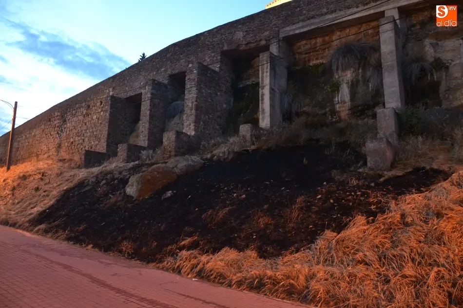 Foto 2 - Los Bomberos sofocan un incendio en la base de la Cuesta de Santiago  