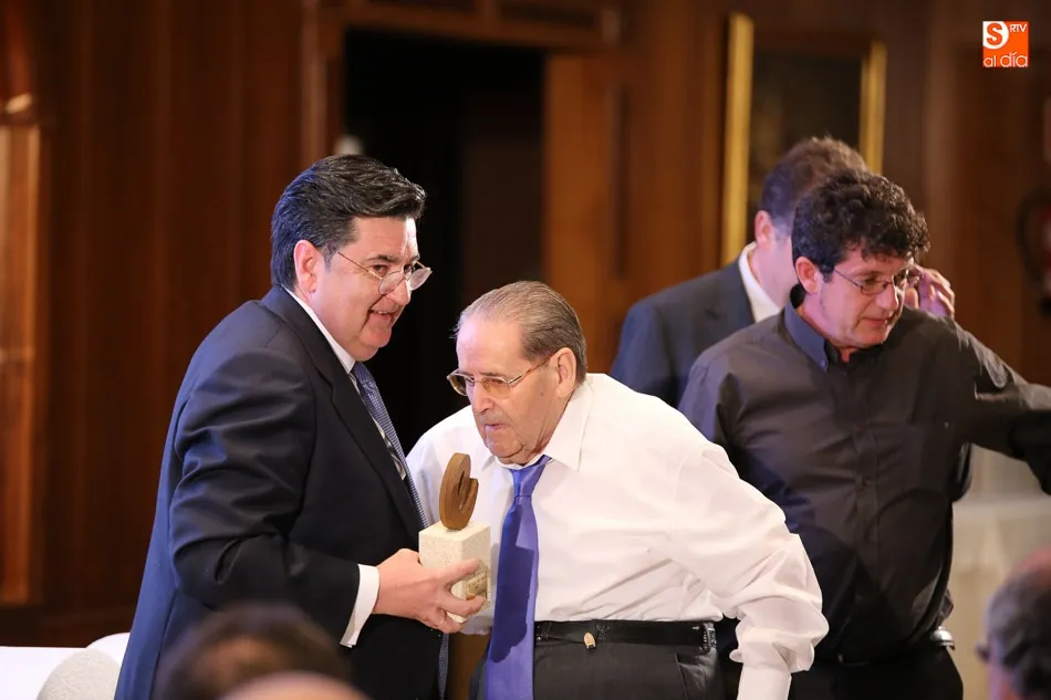 Foto 7 - Juan Luis Feltrero recibe el Cecale de Oro de Salamanca en una multitudinaria entrega de premios en ...