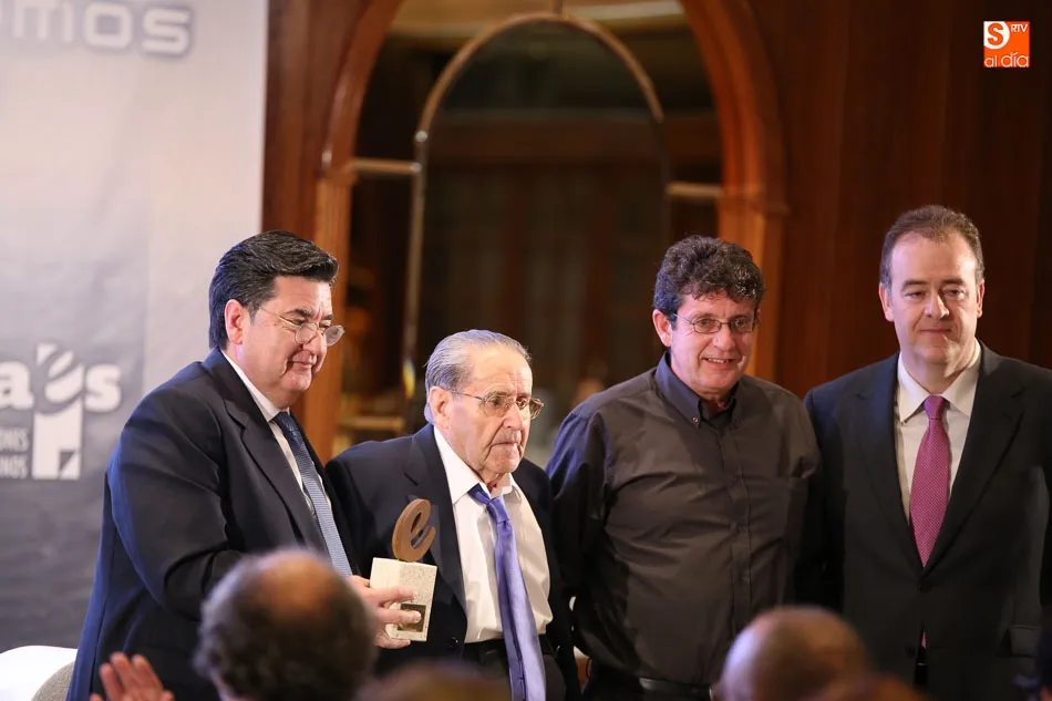 Foto 5 - Juan Luis Feltrero recibe el Cecale de Oro de Salamanca en una multitudinaria entrega de premios en ...