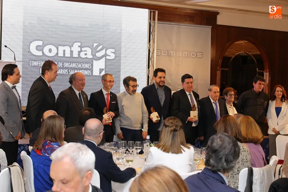 Foto 4 - Juan Luis Feltrero recibe el Cecale de Oro de Salamanca en una multitudinaria entrega de premios en ...
