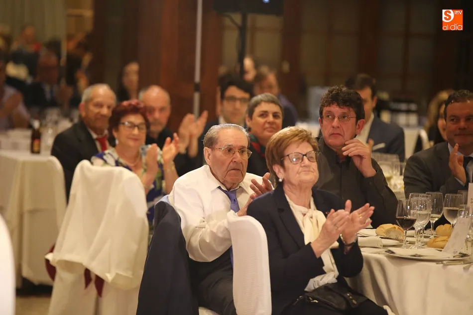 Foto 2 - Juan Luis Feltrero recibe el Cecale de Oro de Salamanca en una multitudinaria entrega de premios en ...