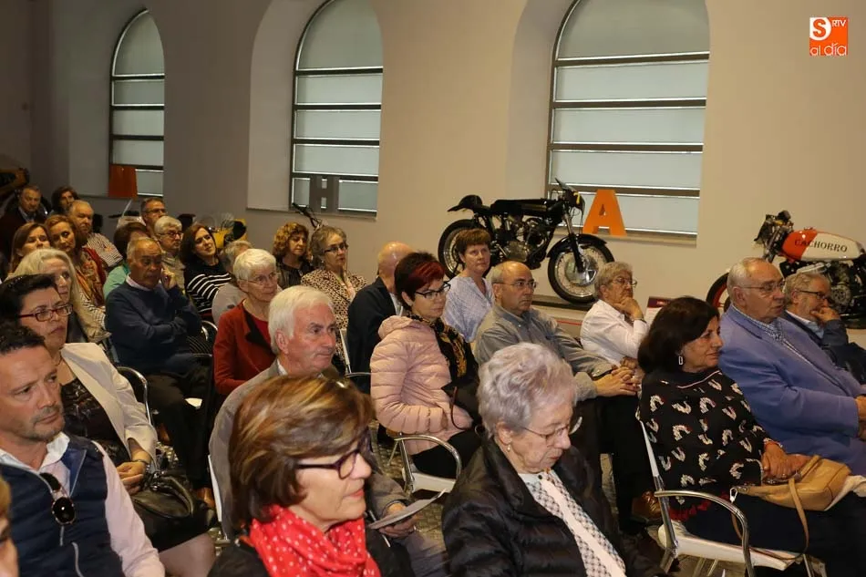 Foto 11 - To&ntilde;o Bl&aacute;zquez y el D&uacute;o Trastes llevan su m&uacute;sica al Museo de Historia de la Automoci&oacute;n