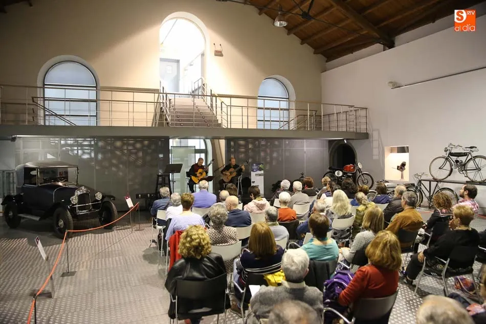 Foto 7 - To&ntilde;o Bl&aacute;zquez y el D&uacute;o Trastes llevan su m&uacute;sica al Museo de Historia de la Automoci&oacute;n