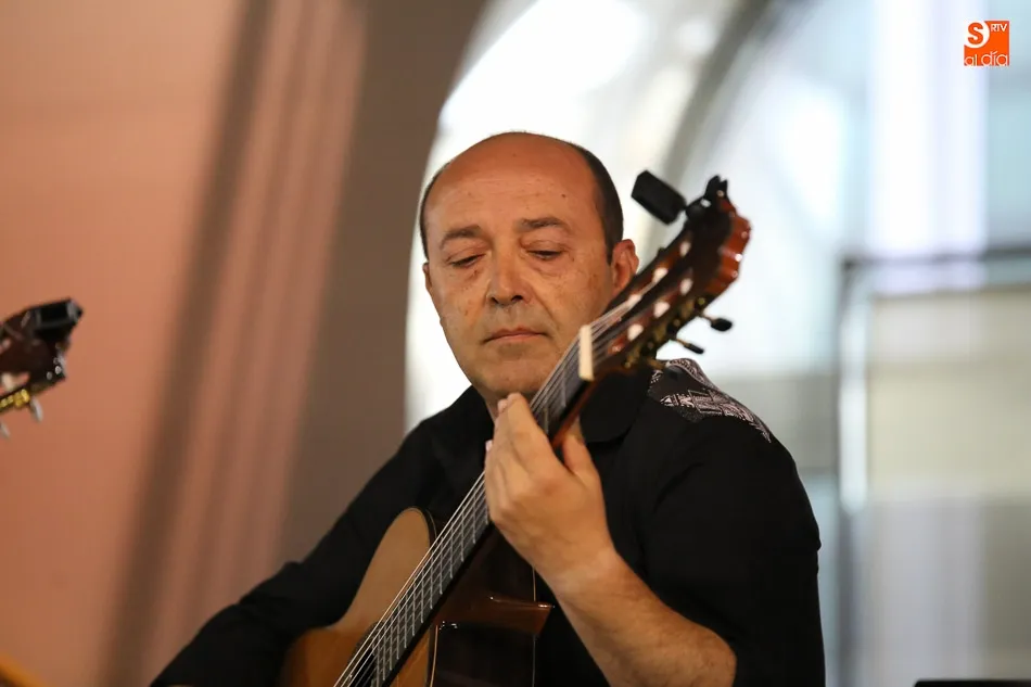 Foto 6 - To&ntilde;o Bl&aacute;zquez y el D&uacute;o Trastes llevan su m&uacute;sica al Museo de Historia de la Automoci&oacute;n
