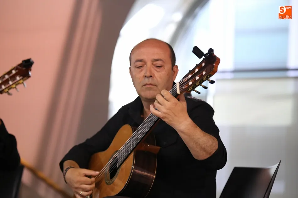 Foto 3 - To&ntilde;o Bl&aacute;zquez y el D&uacute;o Trastes llevan su m&uacute;sica al Museo de Historia de la Automoci&oacute;n
