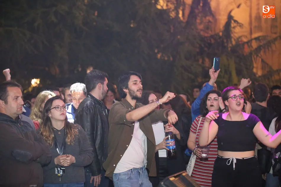 Foto 10 - Chimo Bayo pone en pie a j&oacute;venes y nost&aacute;lgicos en la Plaza de Anaya