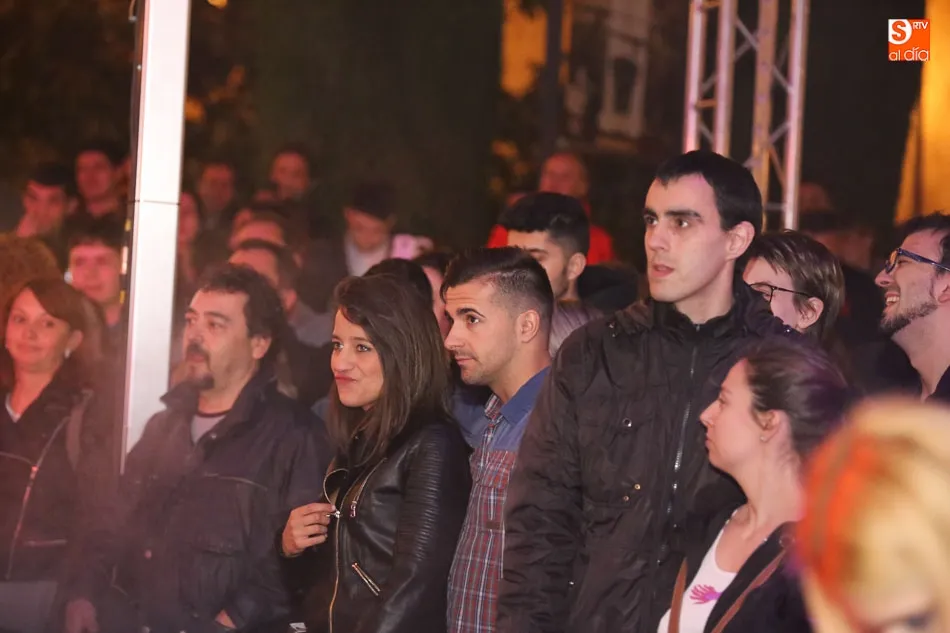 Foto 7 - Chimo Bayo pone en pie a j&oacute;venes y nost&aacute;lgicos en la Plaza de Anaya