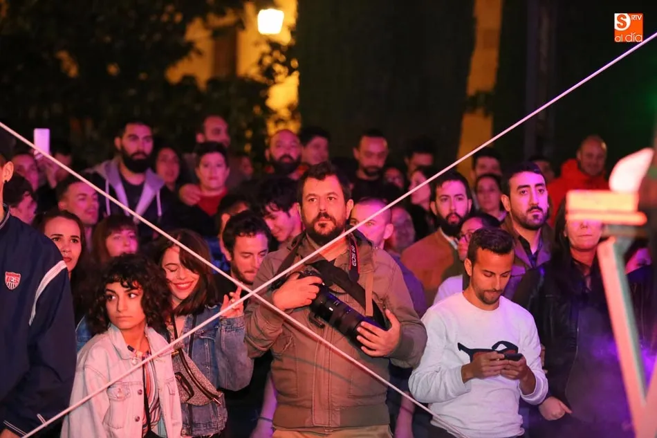 Foto 5 - Chimo Bayo pone en pie a j&oacute;venes y nost&aacute;lgicos en la Plaza de Anaya