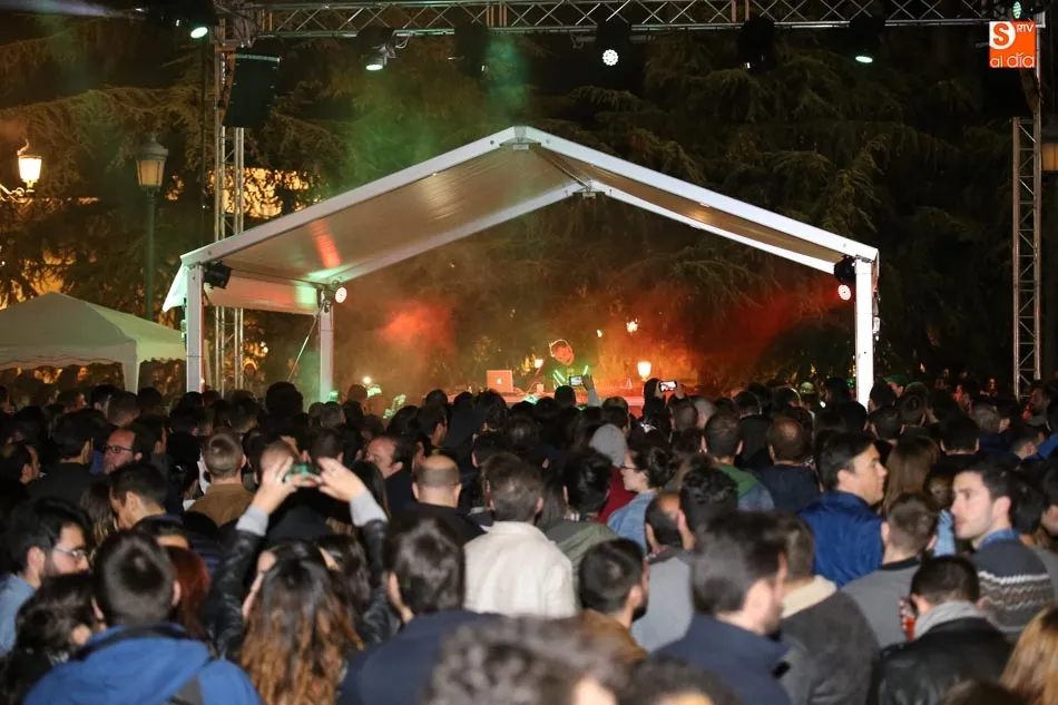 Foto 4 - Chimo Bayo pone en pie a j&oacute;venes y nost&aacute;lgicos en la Plaza de Anaya