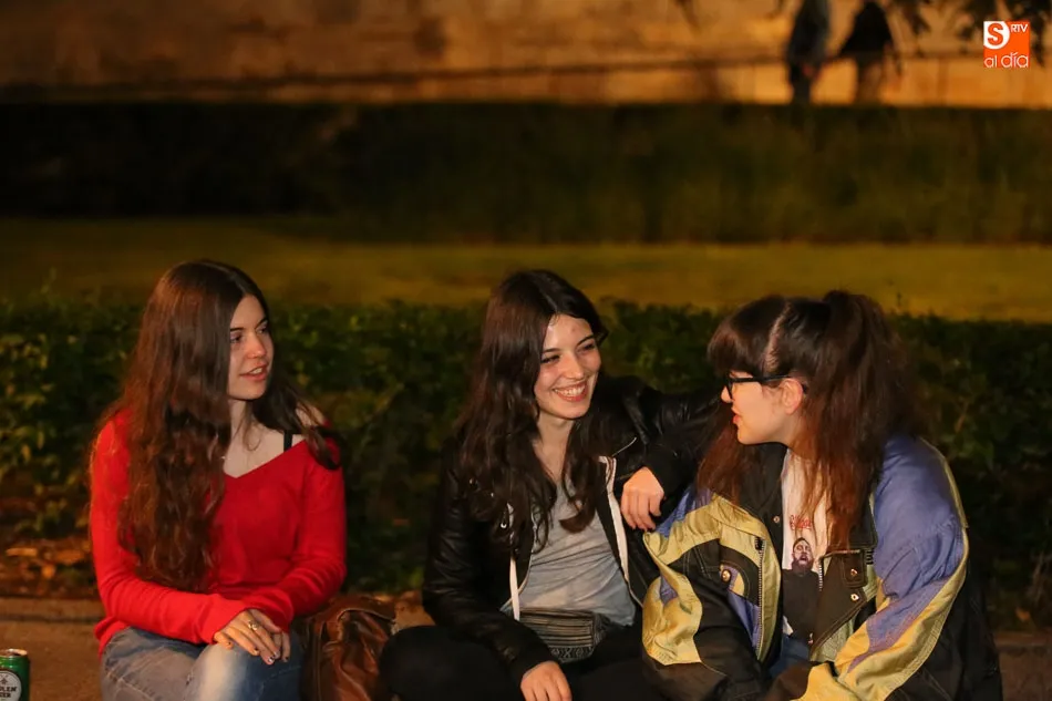 Foto 3 - Chimo Bayo pone en pie a j&oacute;venes y nost&aacute;lgicos en la Plaza de Anaya