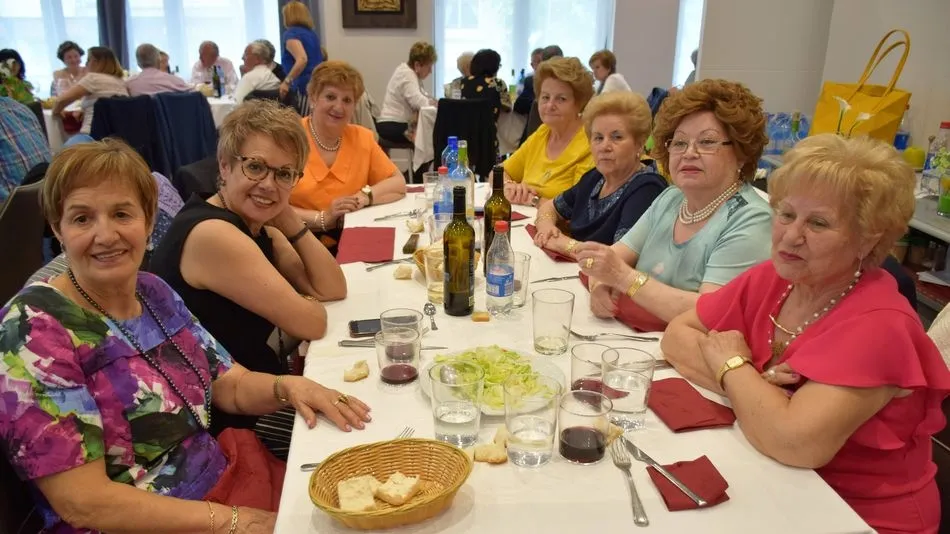 La Asociación de Alumnos de la Universidad de la Experiencia despide el curso con una comida  