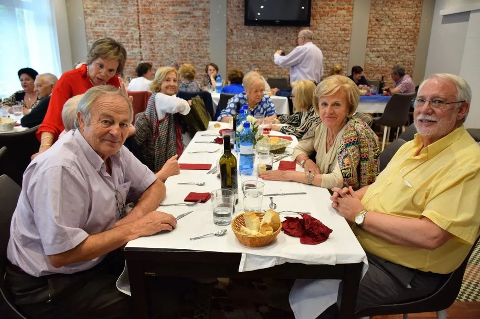 Foto 11 - La Asociaci&oacute;n de Alumnos de la Universidad de la Experiencia despide el curso con una comida  