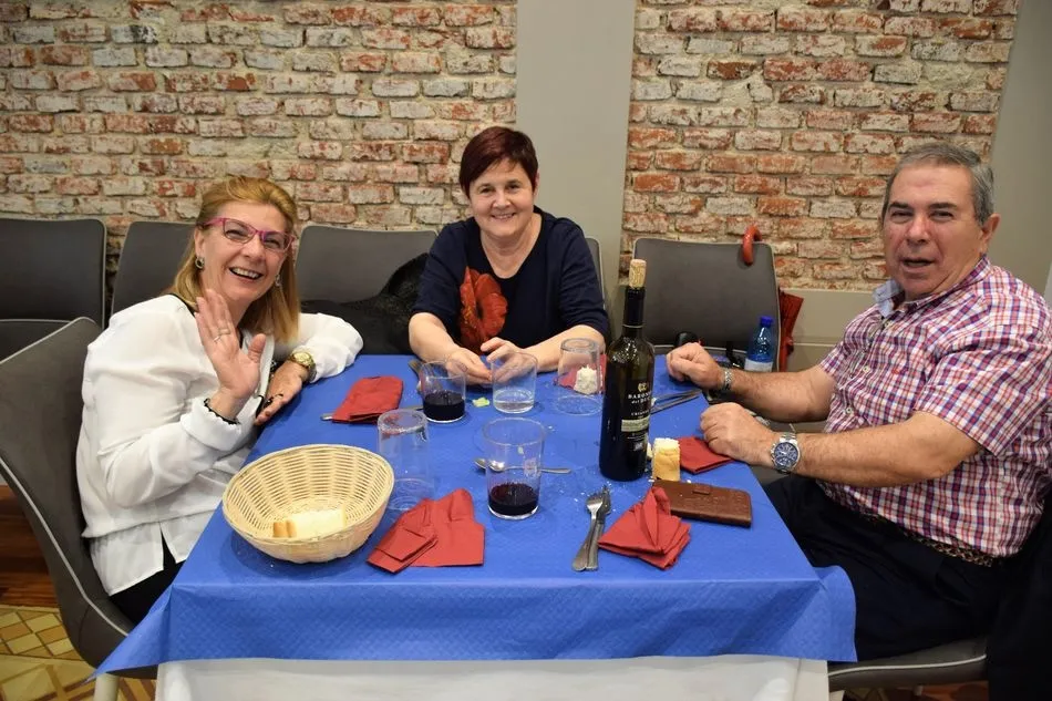 Foto 10 - La Asociaci&oacute;n de Alumnos de la Universidad de la Experiencia despide el curso con una comida  
