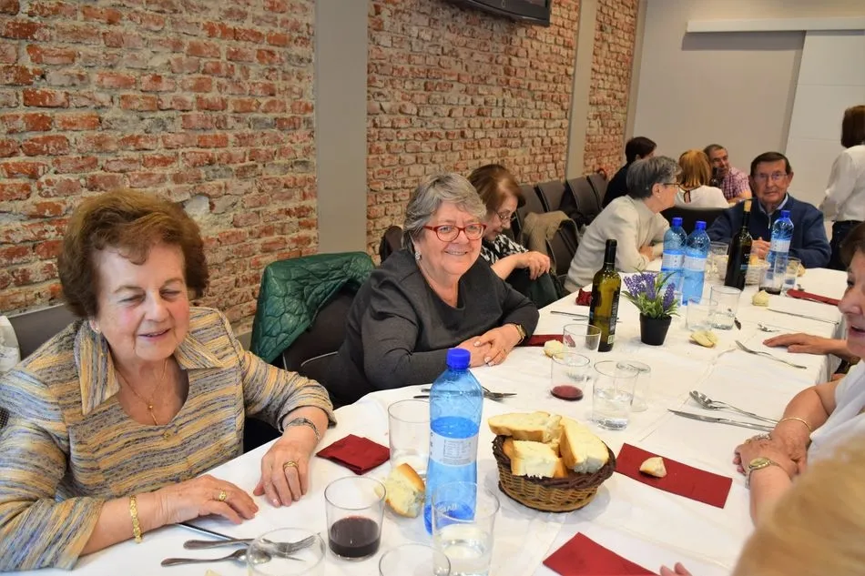 Foto 8 - La Asociaci&oacute;n de Alumnos de la Universidad de la Experiencia despide el curso con una comida  