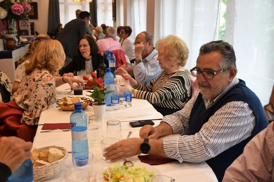 Foto 7 - La Asociaci&oacute;n de Alumnos de la Universidad de la Experiencia despide el curso con una comida  