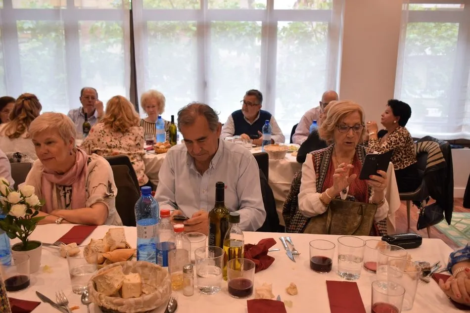 Foto 4 - La Asociaci&oacute;n de Alumnos de la Universidad de la Experiencia despide el curso con una comida  