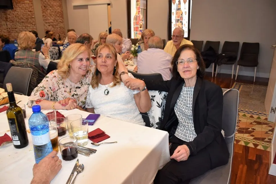 Foto 2 - La Asociaci&oacute;n de Alumnos de la Universidad de la Experiencia despide el curso con una comida  