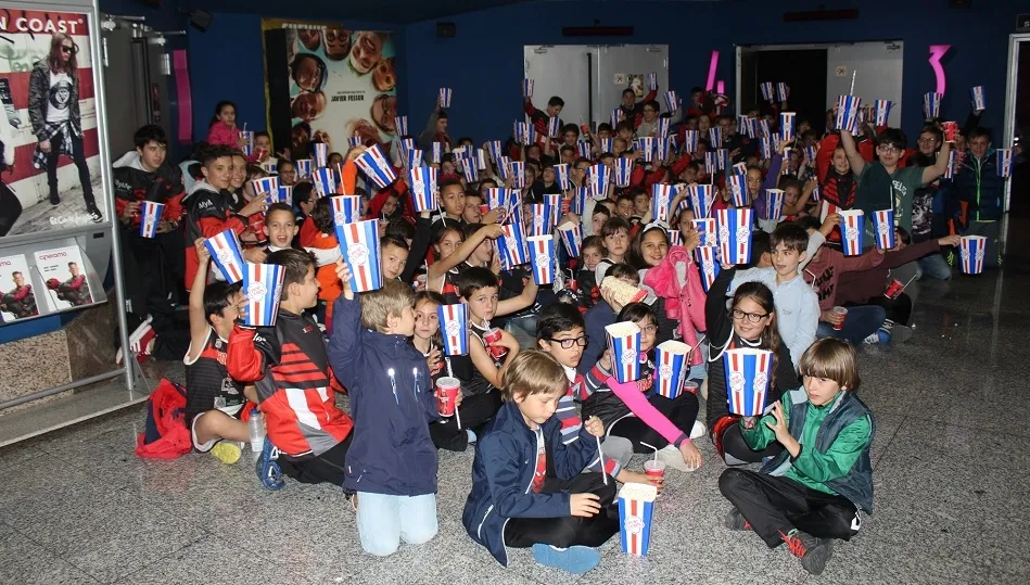 Foto 2 - El CB Tormes se lleva al cine a sus escuelas para empaparse de los valores de la pel&iacute;cula Campeones