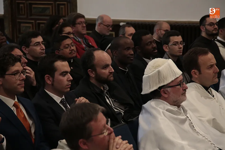 Foto 10 - Alumnos de Enfermer&iacute;a y Teolog&iacute;a de la Pontificia celebran su ceremonia de graduaci&oacute;n  
