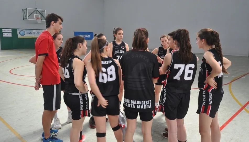 Jorge Valiente da instrucciones a sus jugadoras, que ejercen de anfitrionas del torneo.