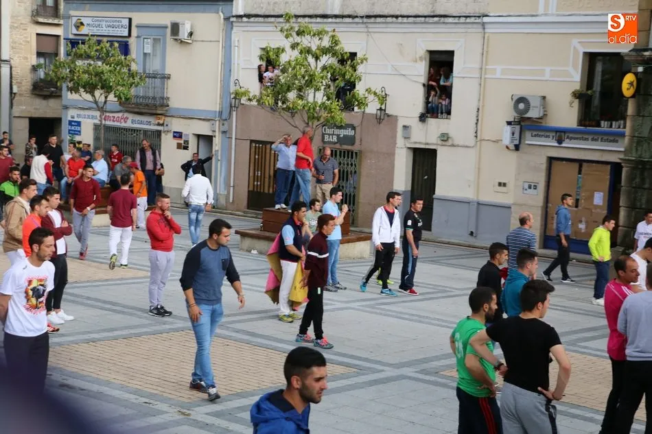 Foto 9 - El cuarto Toro de Caj&oacute;n llena de emoci&oacute;n las calles de Vitigudino  