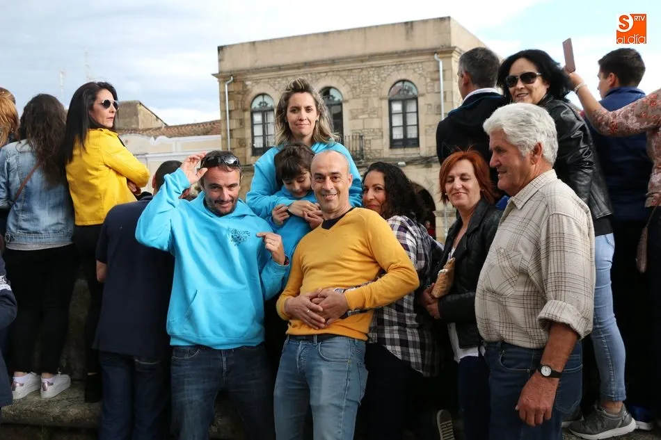 Foto 6 - El cuarto Toro de Caj&oacute;n llena de emoci&oacute;n las calles de Vitigudino  
