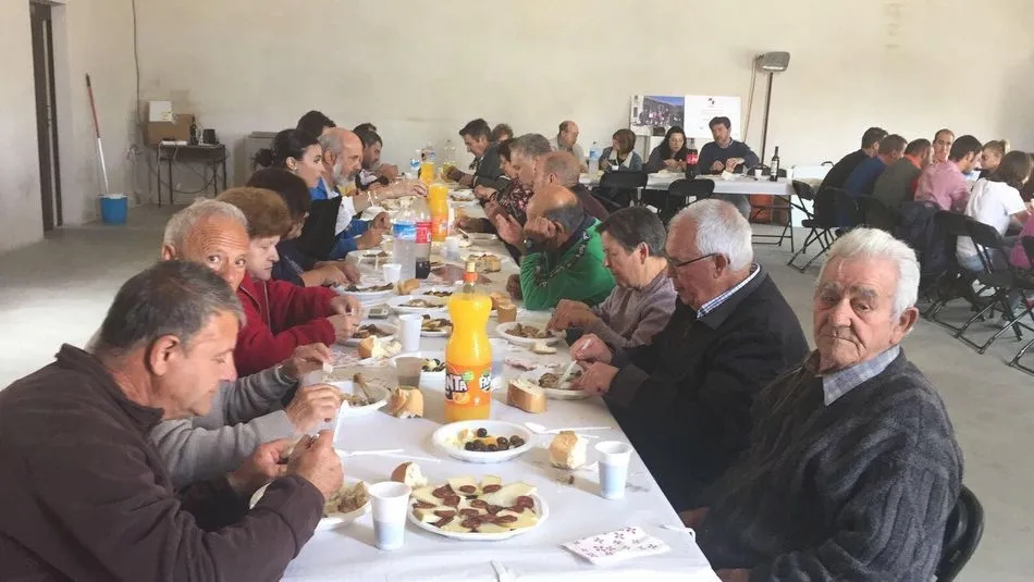 Los vecinos de Gejo de los Reyes disfrutan en compañía de una buena mesa